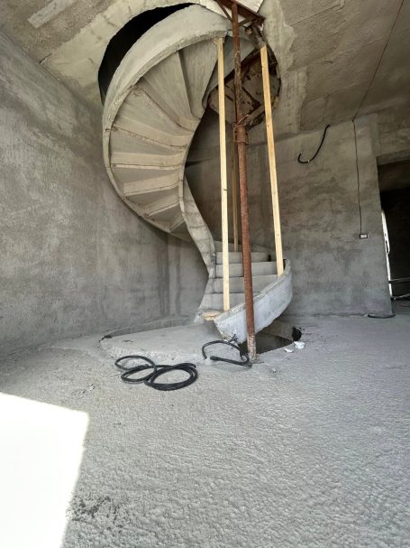 puntelli su scala in cemento 