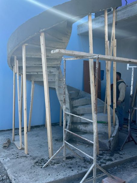 fase di costruzione scala elicoidale in cemento